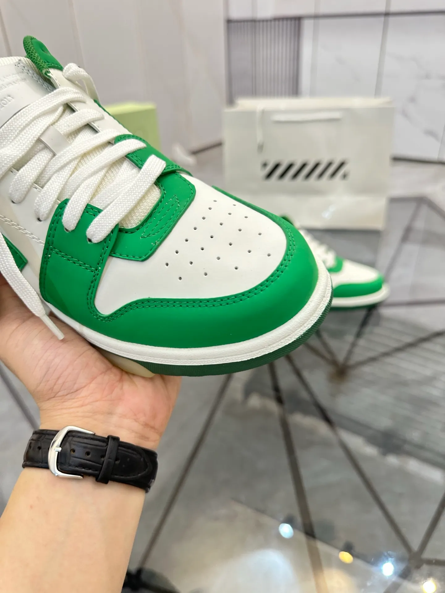 Selling men's shoes 💰: 💰P560¥ High-end top quality (leather buckle plus 10) Product trademark: OFF WHITE * "OFF WHITE*" low-top casual shoes Regular size: 35-45 (can be customized to 46) Couple style Product material: imported first-layer cowhide leather upper, breathable lining, original outsole. No.: H203